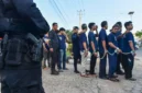 Warga binaan pemasyarakatan berjalan menuju bus dengan pengawalan petugas kepolisian saat pemindahan dari Lapas Kelas II A Jambi ke Sengeti, Kota Jambi, Jambi, Sabtu (6/6/2026).( poto : istimewa ).