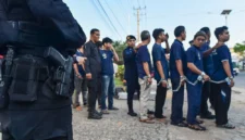 Warga binaan pemasyarakatan berjalan menuju bus dengan pengawalan petugas kepolisian saat pemindahan dari Lapas Kelas II A Jambi ke Sengeti, Kota Jambi, Jambi, Sabtu (6/6/2026).( poto : istimewa ).