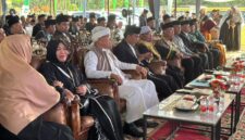 Ketua PW ISMI Jambi, Hj. Ernawati, S.Ag(kiri)., M.Pd. menghadiri wisuda santri dan tahfidz di Pondok Pesantren PKP Al Hidayah Kota Jambi.( poto : jambilink.id )