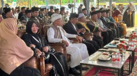 Ketua PW ISMI Jambi, Hj. Ernawati, S.Ag(kiri)., M.Pd. menghadiri wisuda santri dan tahfidz di Pondok Pesantren PKP Al Hidayah Kota Jambi.( poto : jambilink.id )