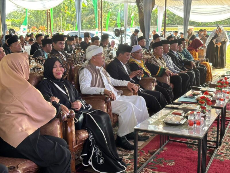 Ketua PW ISMI Jambi, Hj. Ernawati, S.Ag(kiri)., M.Pd. menghadiri wisuda santri dan tahfidz di Pondok Pesantren PKP Al Hidayah Kota Jambi.( poto : jambilink.id )