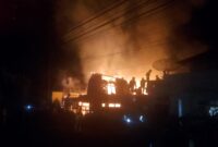 Kebakaran rumah orang tua Asraf di Desa Sebukar, Kerinci.( poto : jambiekspres.co.id ).