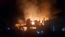 Kebakaran rumah orang tua Asraf di Desa Sebukar, Kerinci.( poto : jambiekspres.co.id ).