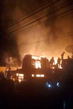 Rumah Orang Tua Asraf Terbakar di Desa Sebukar, Lima Armada Damkar Bergerak Cepat