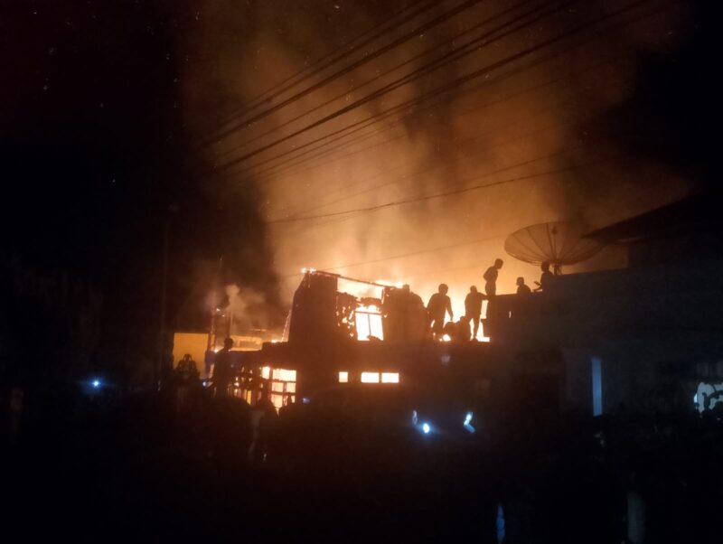 Kebakaran rumah orang tua Asraf di Desa Sebukar, Kerinci.( poto : jambiekspres.co.id ).