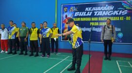 Wakapolda Jambi Benny Ali membuka turnamen bulu tangkis Jambi dengan melakukan pukulan bola pertama di Hall Badminton Perjuangan Srikayangan, Kamis (25/6/2026).( poto : halojambi.com )