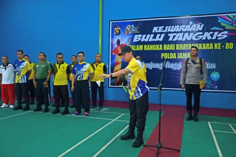 Wakapolda Jambi Benny Ali membuka turnamen bulu tangkis Jambi dengan melakukan pukulan bola pertama di Hall Badminton Perjuangan Srikayangan, Kamis (25/6/2026).( poto : halojambi.com )