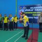 Wakapolda Jambi Benny Ali membuka turnamen bulu tangkis Jambi dengan melakukan pukulan bola pertama di Hall Badminton Perjuangan Srikayangan, Kamis (25/6/2026).( poto : halojambi.com )