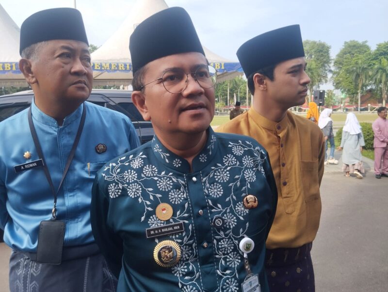 Wali Kota Jambi Maulana menegaskan evaluasi ketat ASN OPD Jambi saat memimpin apel pagi di Lapangan Balaikota Jambi, Senin (15/6).( poto : jambiekspres.co.id )