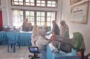 Kepala Bidang Pendaftaran Penduduk Dukcapil Kota Sungai Penuh, Meri Sumarni ( tengah).Poto : Albrita/Mardizal Sumara ).