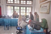 Kepala Bidang Pendaftaran Penduduk Dukcapil Kota Sungai Penuh, Meri Sumarni ( tengah).Poto : Albrita/Mardizal Sumara ).