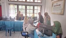 Kepala Bidang Pendaftaran Penduduk Dukcapil Kota Sungai Penuh, Meri Sumarni ( tengah).Poto : Albrita/Mardizal Sumara ).