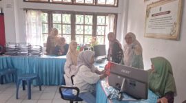 Kepala Bidang Pendaftaran Penduduk Dukcapil Kota Sungai Penuh, Meri Sumarni ( tengah).Poto : Albrita/Mardizal Sumara ).