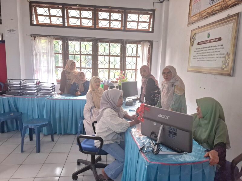 Kepala Bidang Pendaftaran Penduduk Dukcapil Kota Sungai Penuh, Meri Sumarni ( tengah).Poto : Albrita/Mardizal Sumara ).