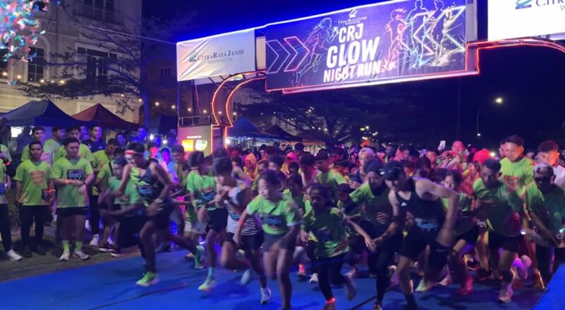 CRJ Glow Night Run 2026 yang digelar pada Sabtu malam 6 Juni 2026( poto : jambi-independent.co.id )