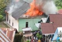 Kebakaran rumah di Desa Bedeng Delapan, Kayu Aro Barat, Kerinci( Poto : istimewa)