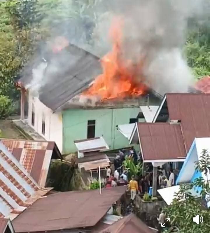 Kebakaran rumah di Desa Bedeng Delapan, Kayu Aro Barat, Kerinci( Poto : istimewa)