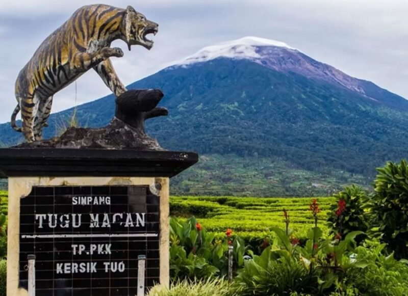 Tugu macan jalan menuju masuk wisata Gunung Kerinci.( poto jambione.com )