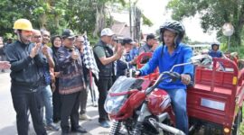 Wali Kota Jambi Dr. dr. H. Maulana, M.K.M., bersama Wakil Wali Kota Diza Hazra Aljosha turun langsung bergotong royong.( poto : jambilink.id )
