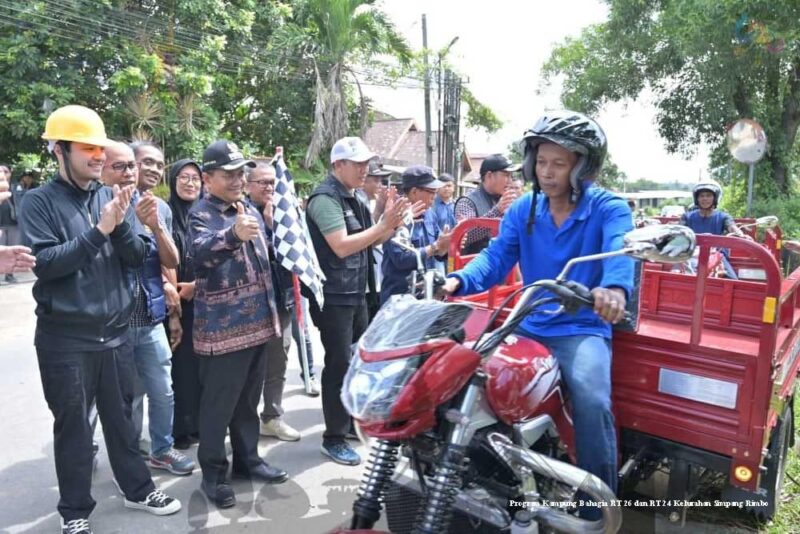 Wali Kota Jambi Dr. dr. H. Maulana, M.K.M., bersama Wakil Wali Kota Diza Hazra Aljosha turun langsung bergotong royong.( poto : jambilink.id )