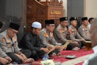 Personel Polda Jambi menggelar doa bersama lintas agama menyambut Hari Bhayangkara ke-80.( poto : halojambi.com )