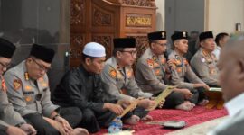 Personel Polda Jambi menggelar doa bersama lintas agama menyambut Hari Bhayangkara ke-80.( poto : halojambi.com )