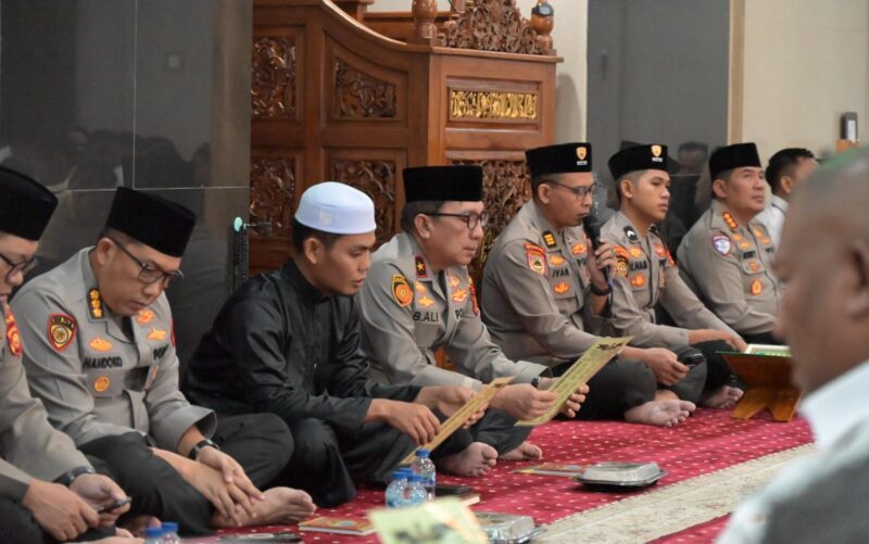 Personel Polda Jambi menggelar doa bersama lintas agama menyambut Hari Bhayangkara ke-80.( poto : halojambi.com )