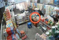 Aksi pencurian ponsel di toko kelontong 24 jam Jambi Timur terekam CCTV.( Poto : jambiekspres.co.id )