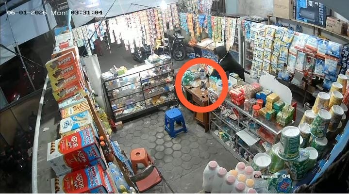 Aksi pencurian ponsel di toko kelontong 24 jam Jambi Timur terekam CCTV.( Poto : jambiekspres.co.id )