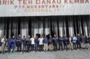 Dewan Komisaris bersama manajemen memperketat penerapan Standard Operating Procedure (SOP) di lini produksi.( poto : jambilink.id )