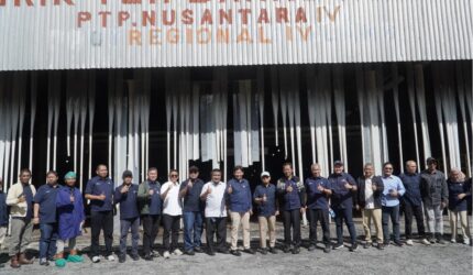 Dewan Komisaris PTPN IV PalmCo meninjau Danau Kembar dan Kayu Aro, dorong efisiensi HPP, mutu teh, dan penguatan produksi berkelanjutan.