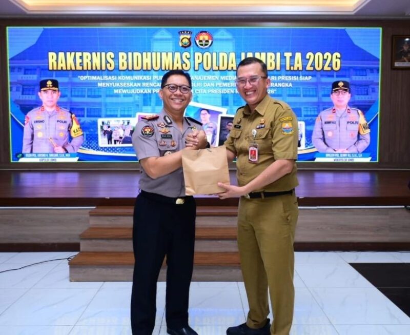 Kepala Dinas Komunikasi dan Informatika Provinsi Jambi, Drs Ariansyah, M.E.( kiri ).poto : jambilink.id
