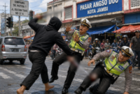 Ilustrasi Dua anggota Satlantas Polresta Jambi diserang OTK saat tugas di Pasar Angso Duo.( poto : chatGPT )
