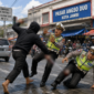 Ilustrasi Dua anggota Satlantas Polresta Jambi diserang OTK saat tugas di Pasar Angso Duo.( poto : chatGPT )