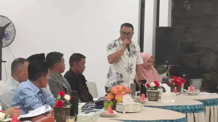 Wali Kota Sungai Penuh, Alfin (tengah), memimpin langsung rapat koordinasi di Aula Rumah Dinas Wali Kota, Kamis malam 4 Juni 2026.( poto : RRI )
