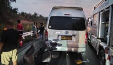 Foto: Hiace saat dievakuasi usai terlibat kecelakaan (Dok Ditlantas Polda Riau)