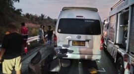 Foto: Hiace saat dievakuasi usai terlibat kecelakaan (Dok Ditlantas Polda Riau)