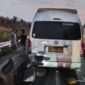 Foto: Hiace saat dievakuasi usai terlibat kecelakaan (Dok Ditlantas Polda Riau)