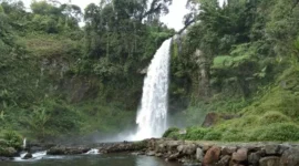 Air Terjun Sigerincing di Merangin menawarkan panorama alam setinggi 100 meter( Poto : tatarmedia.id )
