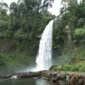Air Terjun Sigerincing di Merangin menawarkan panorama alam setinggi 100 meter( Poto : tatarmedia.id )