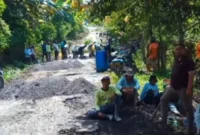 Warga dari lima desa di Kecamatan Bukit Kerman, Kabupaten Kerinci, Jambi, bergotong royong memperbaiki jalan kabupaten yang rusak parah dengan dana swadaya.( poto : jambione.com )