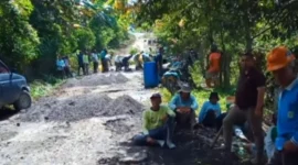 Warga dari lima desa di Kecamatan Bukit Kerman, Kabupaten Kerinci, Jambi, bergotong royong memperbaiki jalan kabupaten yang rusak parah dengan dana swadaya.( poto : jambione.com )