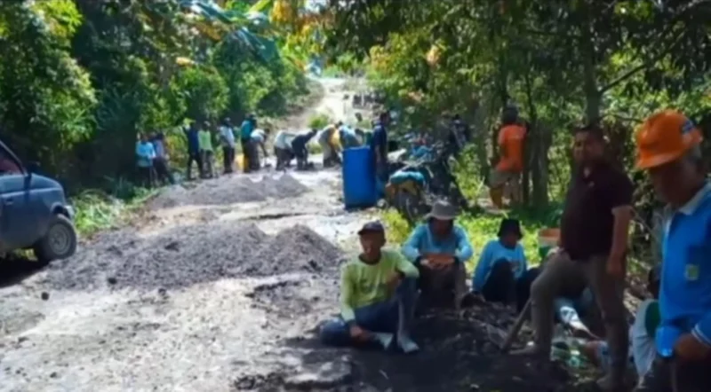 Warga dari lima desa di Kecamatan Bukit Kerman, Kabupaten Kerinci, Jambi, bergotong royong memperbaiki jalan kabupaten yang rusak parah dengan dana swadaya.( poto : jambione.com )