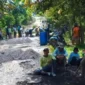 Warga dari lima desa di Kecamatan Bukit Kerman, Kabupaten Kerinci, Jambi, bergotong royong memperbaiki jalan kabupaten yang rusak parah dengan dana swadaya.( poto : jambione.com )