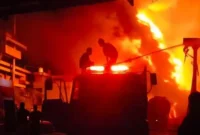 kebakaran di pabrik pengemasan minyak goreng di Talang Duku, Kecamatan Taman Rajo, Muaro Jambi, pada Sabtu (6/6/2026) dini hari.( poto :jambiekspres.co.id )