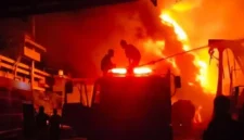 kebakaran di pabrik pengemasan minyak goreng di Talang Duku, Kecamatan Taman Rajo, Muaro Jambi, pada Sabtu (6/6/2026) dini hari.( poto :jambiekspres.co.id )