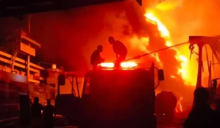 Kebakaran pabrik pengemasan minyak goreng di Muaro Jambi menghanguskan gedung dan aset. Tidak ada korban jiwa.