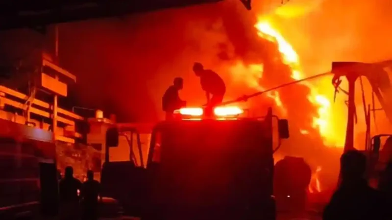 kebakaran di pabrik pengemasan minyak goreng di Talang Duku, Kecamatan Taman Rajo, Muaro Jambi, pada Sabtu (6/6/2026) dini hari.( poto :jambiekspres.co.id )