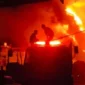 kebakaran di pabrik pengemasan minyak goreng di Talang Duku, Kecamatan Taman Rajo, Muaro Jambi, pada Sabtu (6/6/2026) dini hari.( poto :jambiekspres.co.id )