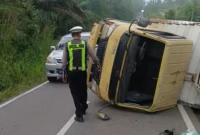 Truk boks bermuatan makanan beku mengalami kecelakaan tunggal dan terguling di Jalan Lintas Muara Bulian–Jambi via Ness pada Senin (22/6/2026) pagi.( poto : tribunjambi.com )